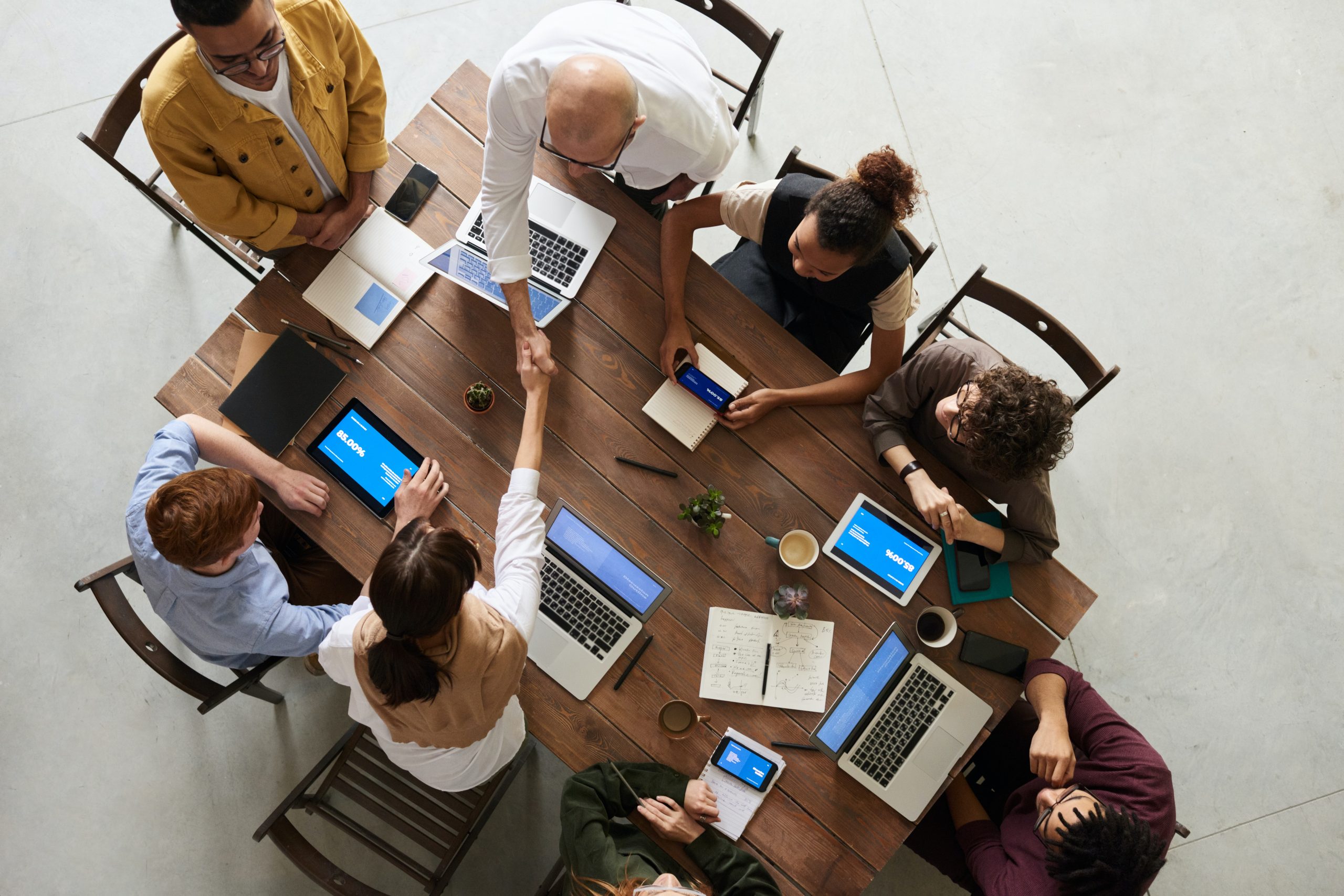 adsl e fibra dispositivi connessi meeting di lavoro